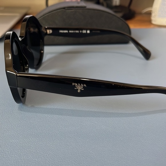 Beautiful Prada Sunglasses - Picture 4 of 9